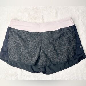 Lululemon Run Speed Shorts Reflective Kill
The Lights Zip Pocket
Size Large